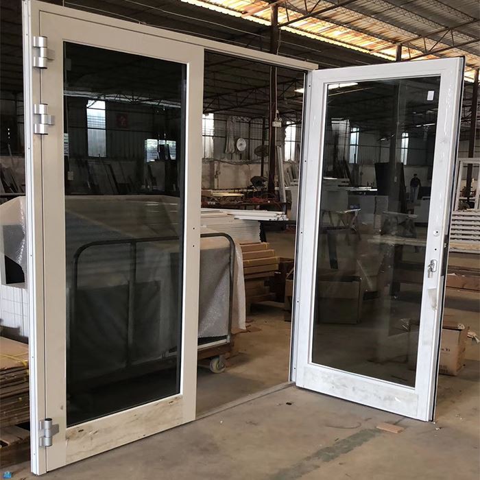 Porte battante en aluminium