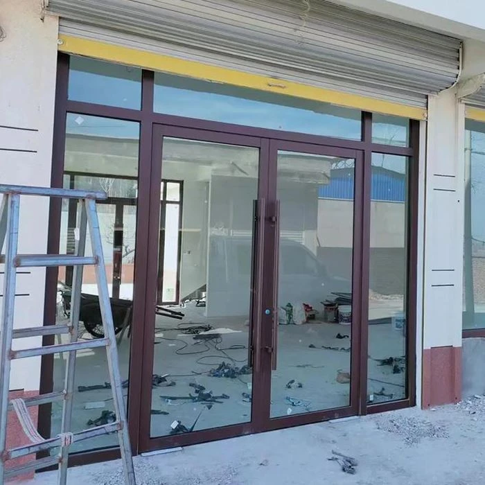 Porte extérieure en aluminium entièrement vitrée